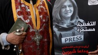 Pihak Al Jazeera menyebut pasukan Israel membunuh Abu Aqleh dengan darah dingin ketika dia bekerja di wilayah Palestina. Media itu menyerukan masyarakat internasional untuk meminta pertanggungjawaban pasukan pendudukan Israel atas penargetan dan pembunuhan yang disengaja terhadap jurnalis tersebut. (Mohamad Torokman/Reuters).