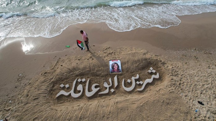 Warga Palestina Tumpah Ruah Antarkan Jenazah Jurnalis Al Jazeera Ribuan warga Palestina padati kota Ramallah untuk antarkan jenazah Shireen Abu Akleh, jurnalis Al Jazeera yang tewas tertembak saat meliput di Jenin, Tepi Barat