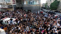 Ribuan warga Palestina berkumpul di Ramallah, Tepi Barat, untuk memberi penghormatan terakhir dan mengantarkan jenazah Shireen Abu Akleh, jurnalis Al Jazeera yang tewas tertembak saat meliput di Jenin, Tepi Barat, Rabu (11/5/2022) waktu setempat. (Mohamad Torokman/Reuters).