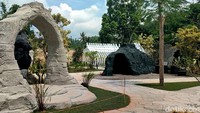 Garut Dinoland dibangun dengan konsep hutan belantara.