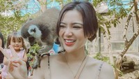 Daripada pusing memikirkan pasangan, Wika Salim lebih memilih untuk liburan. Foto: Instagram Wika Salim
