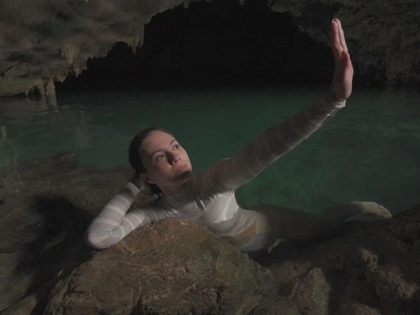 Wulan Guritno Mendaki Gunung Lewati Lembah, Lalu Berendam di Laut