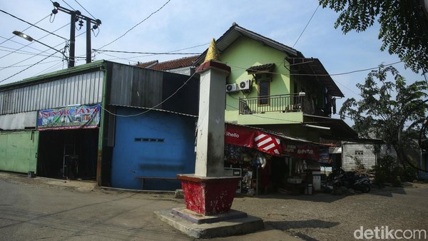 Tugu ini berada di Kampung Buwek, Tambun Selatan.