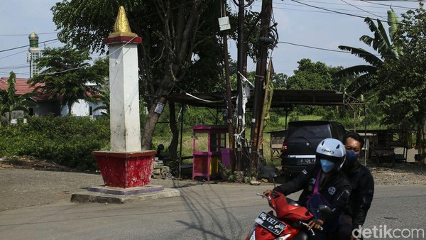 Tugu ini tingginya tak sampai 4 meter.