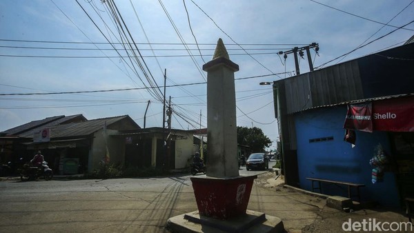 Sementara warna pada bagian tengahnya berwarna putih persis seperti Tugu Monas yang ada di Jakarta.
