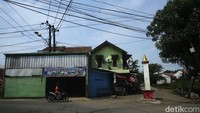 Tugu ini kerap menjadi patokan jalan bagi warga sekitar.