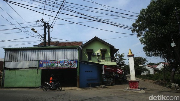Tugu ini kerap menjadi patokan jalan bagi warga sekitar.