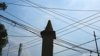 Puncak tugu ini juga berwarna emas.
