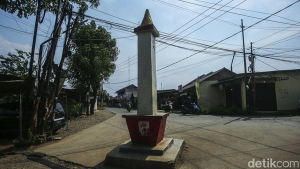 Warga melintas di Tugu Monas, Tambun, Kabupaten Bekasi, Jumat (13/5/2022).