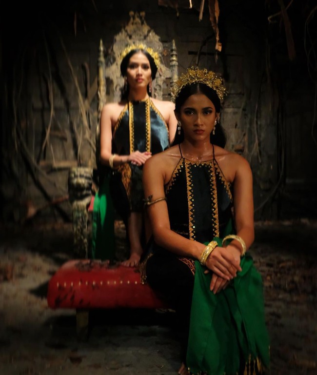 Karena perbuatan tercelanya, Ayu mendapatkan hukuman menjadi penari menggantikan Badarawuhi. Ia pun terjebak di desa tersebut selamanya dan diharuskan menari tanpa henti. Foto: Instagram/@aghninyhaque