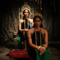 Karena perbuatan tercelanya, Ayu mendapatkan hukuman menjadi penari menggantikan Badarawuhi. Ia pun terjebak di desa tersebut selamanya dan diharuskan menari tanpa henti. Foto: Instagram/@aghninyhaque