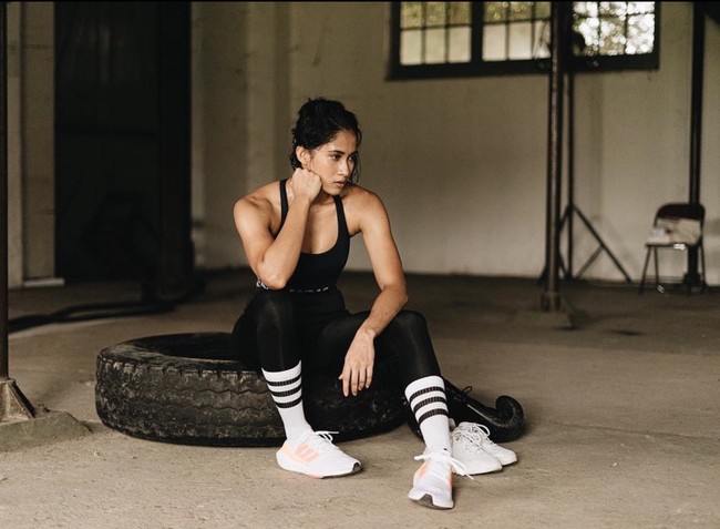 Walaupun sudah tak lagi menjadi seorang atlet, namun Aghniny masih rutin berolahraga untuk menjaga penampilannya. Tak heran jika tubuhnya pun masih terlihat langsing dan ideal. Foto: Instagram/@aghninyhaque