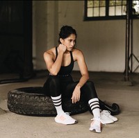 Walaupun sudah tak lagi menjadi seorang atlet, namun Aghniny masih rutin berolahraga untuk menjaga penampilannya. Tak heran jika tubuhnya pun masih terlihat langsing dan ideal. Foto: Instagram/@aghninyhaque