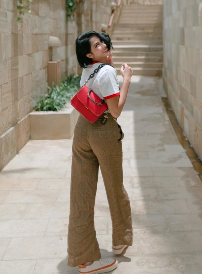 Karena paras cantik dan tubuh idealnya, pesona Aghniny pun sukses mencuri perhatian. Begini gayanya saat berpenampilan santai dengan hanya menggunakan kaos dan celana panjang. Foto: Instagram/@aghninyhaque