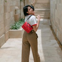 Karena paras cantik dan tubuh idealnya, pesona Aghniny pun sukses mencuri perhatian. Begini gayanya saat berpenampilan santai dengan hanya menggunakan kaos dan celana panjang. Foto: Instagram/@aghninyhaque