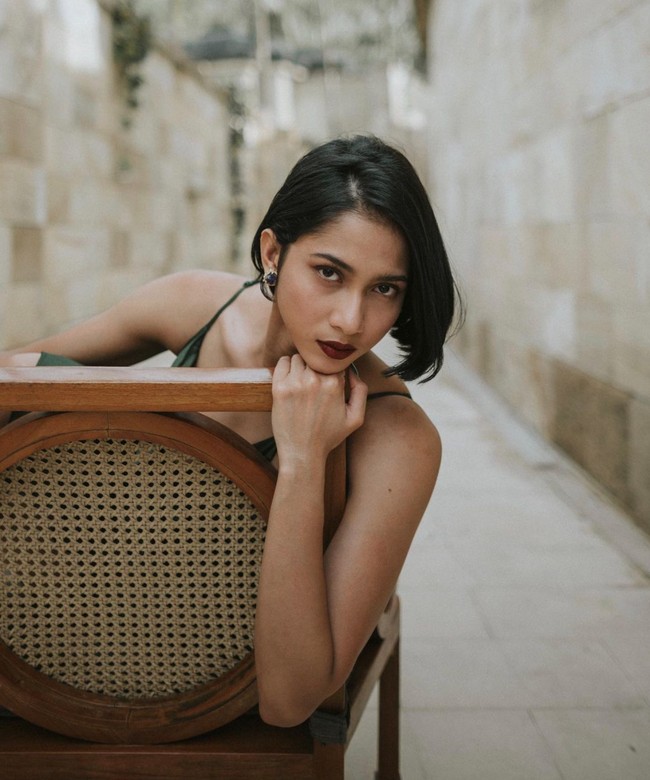 Sebelum memerankan Ayu dalam film KKN Desa Penari, Aghniny sempat membintangi beberapa film, sinetron, dan juga serial. Wiro Sableng, Perempuan Tanah Jahanam, Wedding Agreement, dan Habibie & Ainun 3 merupakan beberapa film yang pernah dibintangi oleh Aghniny. Foto: Instagram/@aghninyhaque