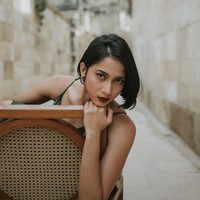 Sebelum memerankan Ayu dalam film KKN Desa Penari, Aghniny sempat membintangi beberapa film, sinetron, dan juga serial. Wiro Sableng, Perempuan Tanah Jahanam, Wedding Agreement, dan Habibie & Ainun 3 merupakan beberapa film yang pernah dibintangi oleh Aghniny. Foto: Instagram/@aghninyhaque