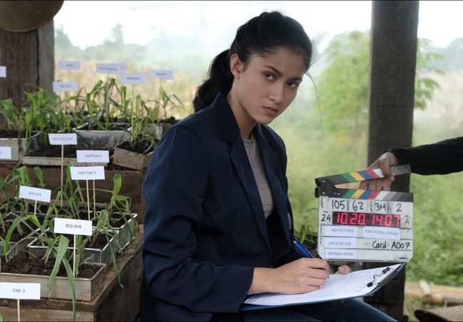 Memerankan karakter Ayu dalam film KKN Desa Penari, nama Aghniny Haque cukup mencuri perhatian karena parasnya yang cantik. Ayu sendiri merupakan salah satu karakter utama yang menjadi biang keladi di KKN Desa Penari. Foto: Instagram/@aghninyhaque