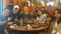 Sementara dalam pertemuan itu, Agnez Mo ditemani sang pacar yakni Adam Rosyadi. (Foto: dok. Instagram @ezayayang)