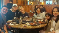 Bertemu di Los Angeles, Eza Yayang membawa serta sang istri dan anaknya. (Foto: dok. Instagram @ezayayang)