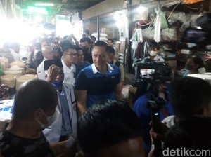 Blusukan ke Pusat Pasar Medan, AHY Beli Kue Sus