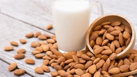 Jika suka kacang, kamu bisa menjadikan almond sebagai pilihan camilan sehat untuk jantung. Almond mengandung serat dan fitosterol, yang dikaitkan dengan pengurangan kolesterol dan lemak perut. Foto: iStock