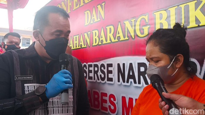 Aulia Rachman saat mengintergorasi kepling yang nyambi jadi bandar sabu
