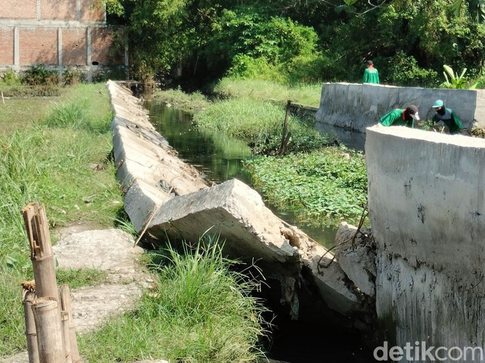 Avoer di Bojonegoro yang ambruk