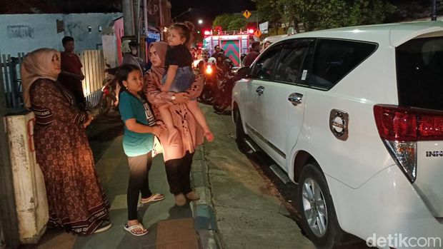 Balita terkunci di dalam mobil di Kota Probolinggo, warga-pengendara hingga damkar-tukang kunci pun heboh.