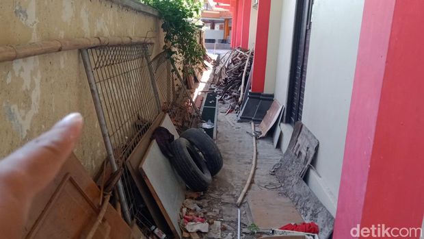 Barang bekas proyek gedung DPRD Klaten yang mangkrak di belakang gedung, Jumat (13/5/2022).