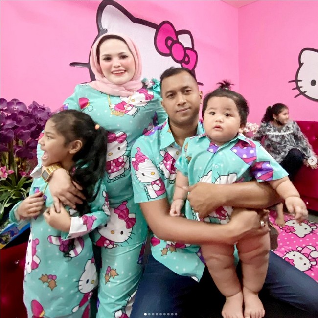 Saking ngefansnya pada Hello Kitty, dia pun menularkan kesukaannya itu pada keluarganya termasuk suaminya. Sang suami ikut didandani dengan berbagai hal terkait Hello Kitty. Foto: Dok. Instagram @kakakhellokitty