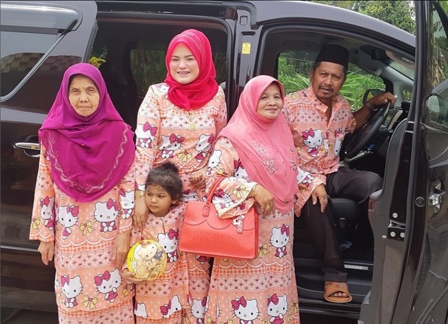 Afina lalu memberikan reaksinya tentang komentar warganet tersebut. Biarlah orang berkata apa melihat saya pakai baju Hello Kitty. Suka-suka saya lha mau pakai apa, tulis Afina di akun Instagramnya. Foto: Dok. Instagram @kakakhellokitty