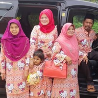 Afina lalu memberikan reaksinya tentang komentar warganet tersebut. Biarlah orang berkata apa melihat saya pakai baju Hello Kitty. Suka-suka saya lha mau pakai apa, tulis Afina di akun Instagramnya. Foto: Dok. Instagram @kakakhellokitty