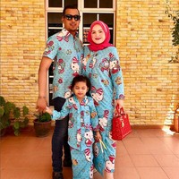 Netizen pun menyarankan agar suami Afina pakai baju motif polos saja. Baiknya bund gambar Hello Kittynya dikurangin (kalau untuk orang dewasa) kalau untk si anak yah gak apa-apa kelebihan gambar Hello Kittynya😘, saran akun Instagram @cermin.retak. Foto: Dok. Instagram @kakakhellokitty