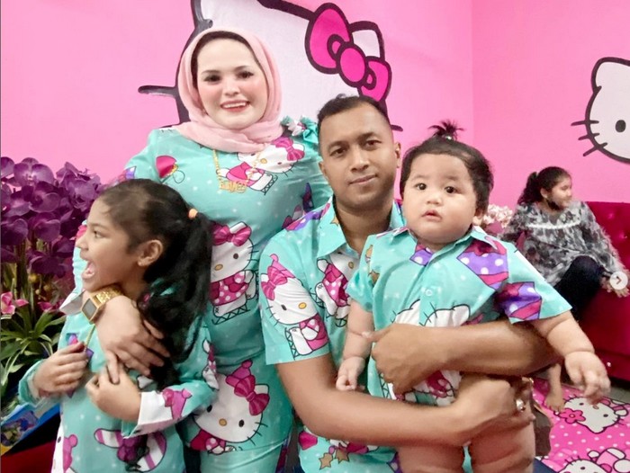 Beredar foto pria yang menikah dengan wanita fans berat Hello Kitty.