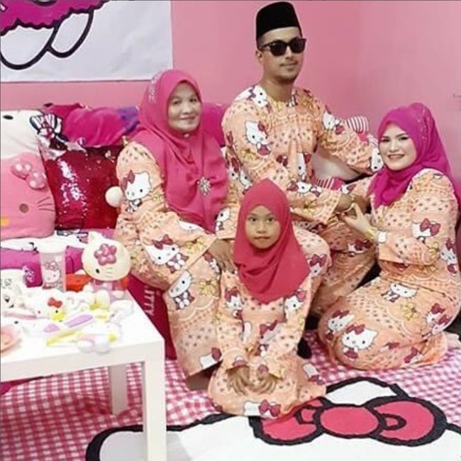 Wanita yang berusia 32 tahun itu setiap tahun membagikan foto silaturahmi Lebaran. Seperti terlihat di foto, keluarganya pun harus menggunakan baju seragam motif Hello Kitty. Termasuk suami Afina juga memakai baju seragam Lebaran motif Hello Kitty. Foto: Dok. Instagram @kakakhellokitty