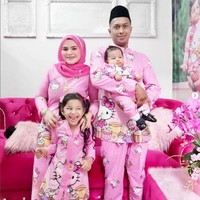 Fans Hello Kitty dari Malaysia yaitu Yus Amina Zawiyah menunjukkan kesukaannya pada karakter fiksi itu melalui unggahannya di akun Instagramnya @kakakhellokitty. Dia memamerkan berbagai hal terkait Hello Kitty, mulai dari foto OOTD dan kegiatan dengan menggunakan busana serba Hello Kitty. Foto: Dok. Instagram @kakakhellokitty