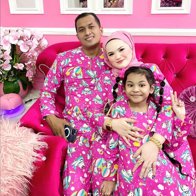 Memiliki istri fans berat Hello Kitty, suami Afina harus pasrah saat di rumah pun memakai baju bertema Hello Kitty. Foto: Dok. Instagram @kakakhellokitty