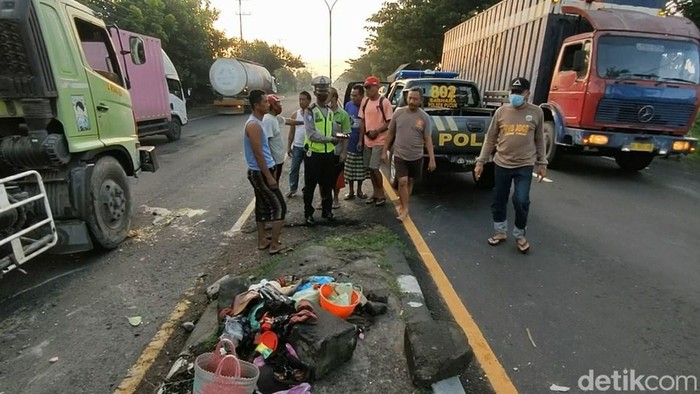 Bus tabrak sepeda motor roda 3. Sebanyak 7 petani perempuan terluka.