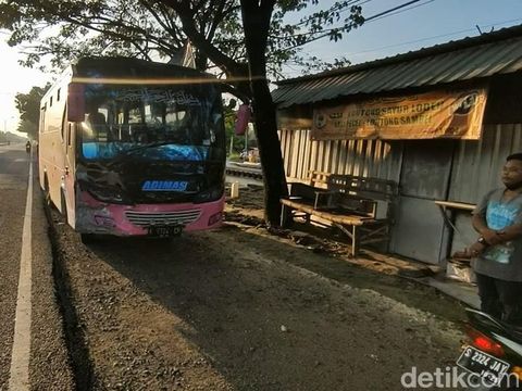 Bus tabrak sepeda motor roda 3. Sebanyak 7 petani perempuan terluka.