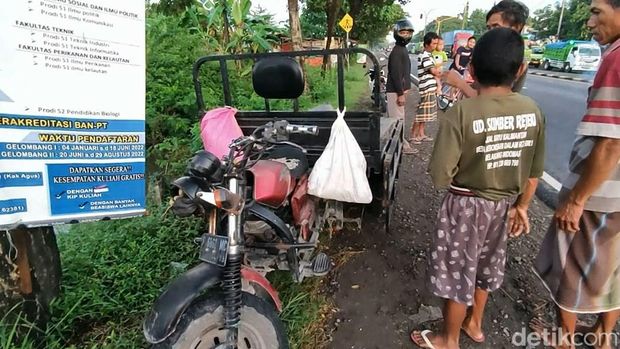 Bus tabrak sepeda motor roda 3. Sebanyak 7 petani perempuan terluka.
