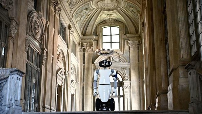A photo shows the humanoid robot R1, designed by the Italian Institute of Technology, serving as a virtual guide for visitors, holding a guided tour for tourists in the ceramic room at the Palazzo Madama museum in Turin on May 12, 2021. - The experimentation is part of the European Union funded project 5G-TOURS that aims to test and use 5G technologies to provide useful, efficient and reliable services to citizens and tourists. The robot is able to describe the works and answer questions relating to the author or the historical period to which they belong. - RESTRICTED TO EDITORIAL USE - MANDATORY MENTION OF THE ARTIST UPON PUBLICATION - TO ILLUSTRATE THE EVENT AS SPECIFIED IN THE CAPTION (Photo by MARCO BERTORELLO / AFP) / RESTRICTED TO EDITORIAL USE - MANDATORY MENTION OF THE ARTIST UPON PUBLICATION - TO ILLUSTRATE THE EVENT AS SPECIFIED IN THE CAPTION / RESTRICTED TO EDITORIAL USE - MANDATORY MENTION OF THE ARTIST UPON PUBLICATION - TO ILLUSTRATE THE EVENT AS SPECIFIED IN THE CAPTION (Photo by MARCO BERTORELLO/AFP via Getty Images)