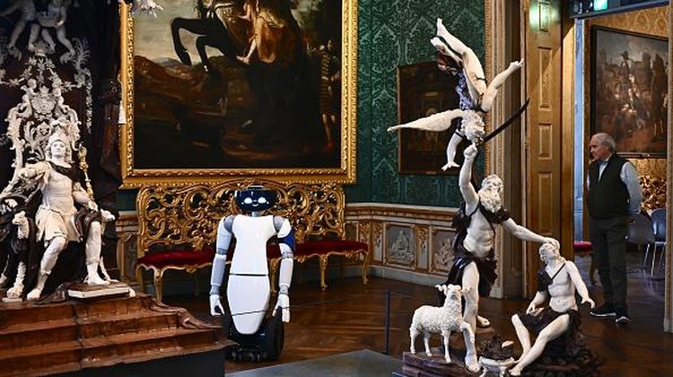 Canggih! Robot 5G Jadi Pemandu Museum di Italia A photo shows the humanoid robot R1, designed by the Italian Institute of Technology, serving as a virtual guide for visitors, holding a guided tour for tourists in the ceramic room at the Palazzo Madama museum in Turin on May 12, 2021. - The experimentation is part of the European Union funded project 5G-TOURS that aims to test and use 5G technologies to provide useful, efficient and reliable services to citizens and tourists. The robot is able to describe the works and answer questions relating to the author or the historical period to which they belong. - RESTRICTED TO EDITORIAL USE - MANDATORY MENTION OF THE ARTIST UPON PUBLICATION - TO ILLUSTRATE THE EVENT AS SPECIFIED IN THE CAPTION (Photo by MARCO BERTORELLO / AFP) / RESTRICTED TO EDITORIAL USE - MANDATORY MENTION OF THE ARTIST UPON PUBLICATION - TO ILLUSTRATE THE EVENT AS SPECIFIED IN THE CAPTION / RESTRICTED TO EDITORIAL USE - MANDATORY MENTION OF THE ARTIST UPON PUBLICATION - TO ILLUSTRATE THE EVENT AS SPECIFIED IN THE CAPTION (Photo by MARCO BERTORELLO/AFP via Getty Images)