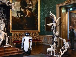 Canggih! Robot 5G Jadi Pemandu Museum di Italia Lho