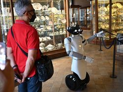 Canggih! Robot 5G Jadi Pemandu Museum di Italia Lho
