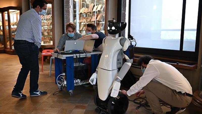 A photo shows the humanoid robot R1, designed by the Italian Institute of Technology, serving as a virtual guide for visitors, holding a guided tour for tourists in the ceramic room at the Palazzo Madama museum in Turin on May 12, 2021. - The experimentation is part of the European Union funded project 5G-TOURS that aims to test and use 5G technologies to provide useful, efficient and reliable services to citizens and tourists. The robot is able to describe the works and answer questions relating to the author or the historical period to which they belong. - RESTRICTED TO EDITORIAL USE - MANDATORY MENTION OF THE ARTIST UPON PUBLICATION - TO ILLUSTRATE THE EVENT AS SPECIFIED IN THE CAPTION (Photo by MARCO BERTORELLO / AFP) / RESTRICTED TO EDITORIAL USE - MANDATORY MENTION OF THE ARTIST UPON PUBLICATION - TO ILLUSTRATE THE EVENT AS SPECIFIED IN THE CAPTION / RESTRICTED TO EDITORIAL USE - MANDATORY MENTION OF THE ARTIST UPON PUBLICATION - TO ILLUSTRATE THE EVENT AS SPECIFIED IN THE CAPTION (Photo by MARCO BERTORELLO/AFP via Getty Images)