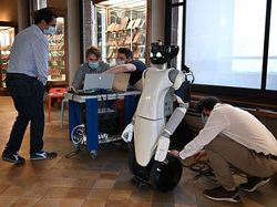 Canggih! Robot 5G Jadi Pemandu Museum di Italia Lho