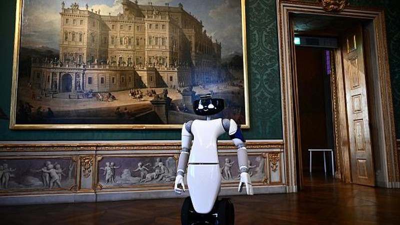 A photo shows the humanoid robot R1, designed by the Italian Institute of Technology, serving as a virtual guide for visitors, holding a guided tour for tourists in the ceramic room at the Palazzo Madama museum in Turin on May 12, 2021. - The experimentation is part of the European Union funded project 5G-TOURS that aims to test and use 5G technologies to provide useful, efficient and reliable services to citizens and tourists. The robot is able to describe the works and answer questions relating to the author or the historical period to which they belong. - RESTRICTED TO EDITORIAL USE - MANDATORY MENTION OF THE ARTIST UPON PUBLICATION - TO ILLUSTRATE THE EVENT AS SPECIFIED IN THE CAPTION (Photo by MARCO BERTORELLO / AFP) / RESTRICTED TO EDITORIAL USE - MANDATORY MENTION OF THE ARTIST UPON PUBLICATION - TO ILLUSTRATE THE EVENT AS SPECIFIED IN THE CAPTION / RESTRICTED TO EDITORIAL USE - MANDATORY MENTION OF THE ARTIST UPON PUBLICATION - TO ILLUSTRATE THE EVENT AS SPECIFIED IN THE CAPTION (Photo by MARCO BERTORELLO/AFP via Getty Images)