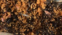 Netizen ini memesan cumi hitam kremes. Tapi yang datang justru bubuk hitam tanpa ada cumi sepotong pun. Menu makanan sadfood biasanya didapat dari pesanan secara online.  Foto: Instagram @_sadfood
