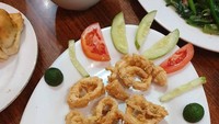 Beli menu olahan cumi di restoran mahal pun tak menjamin kualitasnya. Seperti netizen yang apes ini mendapat cumi goreng dengan porsi sedikit padahal harganya mencapai Rp 85 ribu.  Foto: Instagram @_sadfood